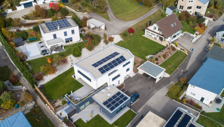 Photo aérienne de maisons équipées de panneaux solaires