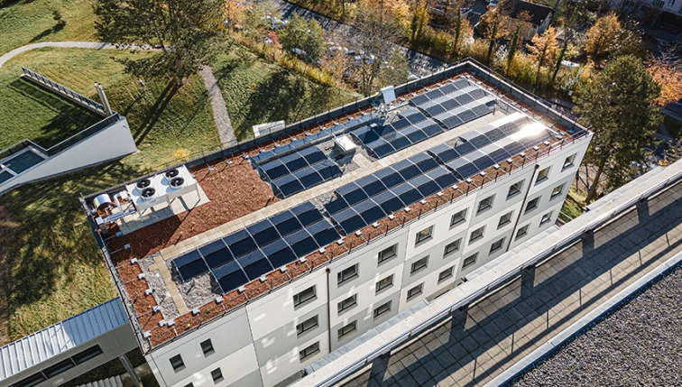 eine Solaranlage auf dem Dach eines Gebäudes