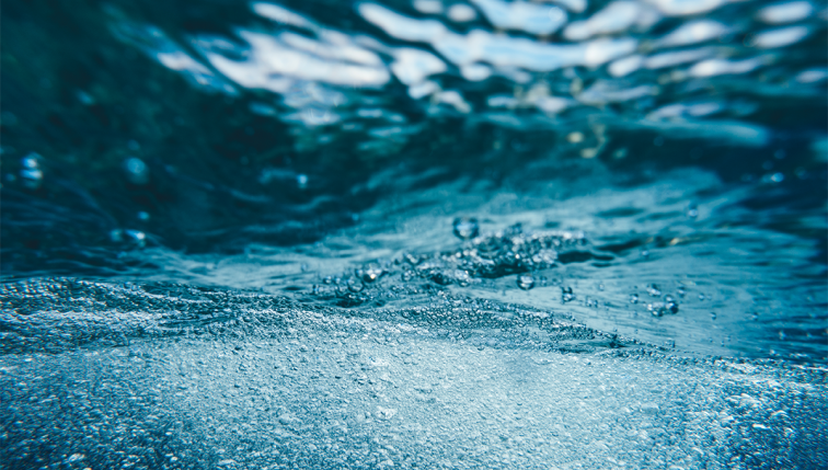 De l'eau traitée par un adoucisseur d'eau installé par Groupe E