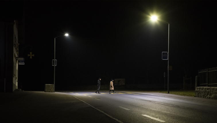 Strasse beleuchtet dank der Strassenbeleuchtung von Groupe E