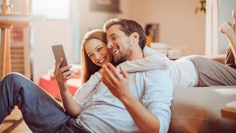 un couple consulte sa facture d'électricité sur un smartphone