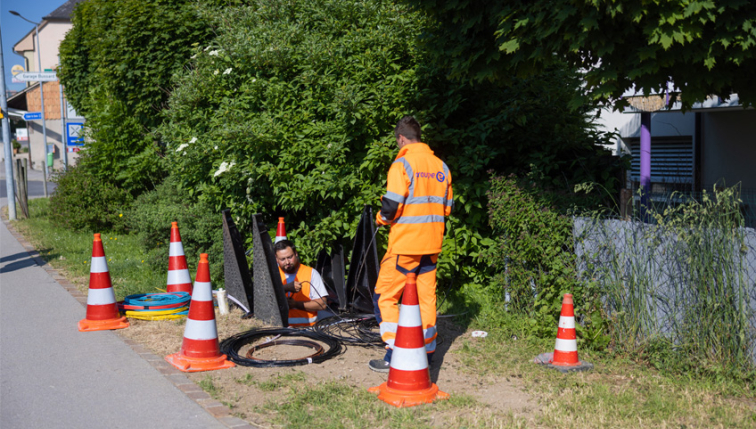 der Mitarbeiter von Groupe E, die Glasfaserleitungen verlegen