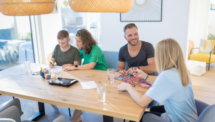 eine Familie unterhält sich am Tisch