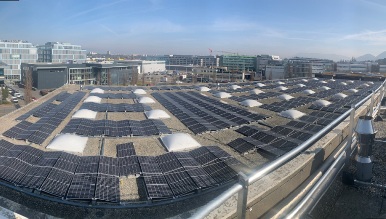 Solaranlage, die von Groupe E auf dem Dach einer Industrieanlage errichtet wurde