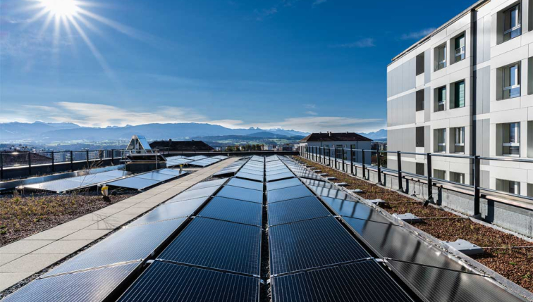 Solarpaneele auf dem Dach eines Gebäudes installiert