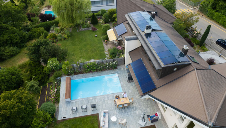 Photovoltaische Solarpaneele auf dem Dach einer Villa von Groupe E installiert