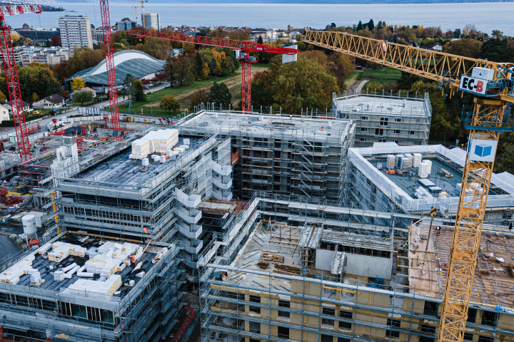 Vue aérienne d’un chantier de construction intégrant des solutions énergétiques globales innovantes fournies par Groupe E