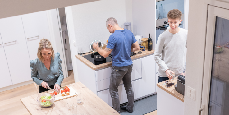 Famille heureuse à la cuisine