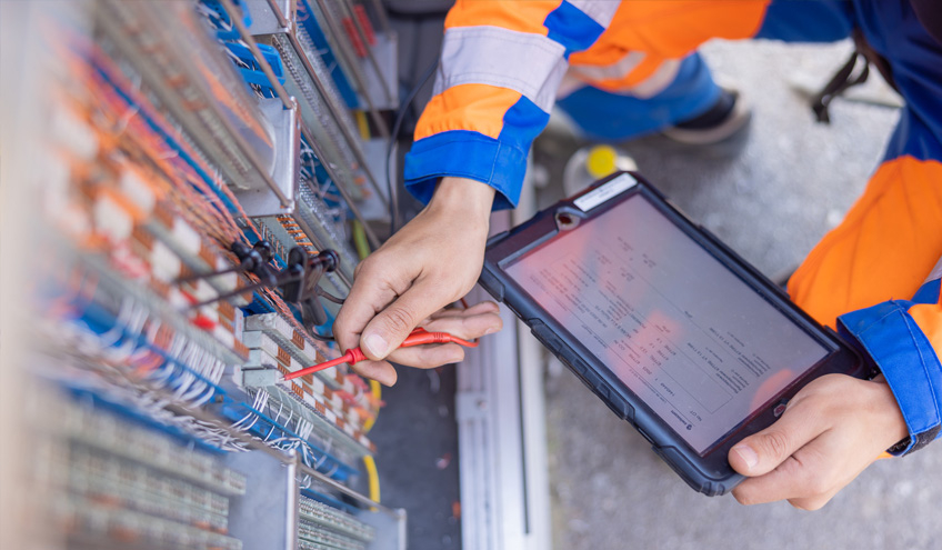 technicien de Groupe E heureux qui effectue un service de maintenance