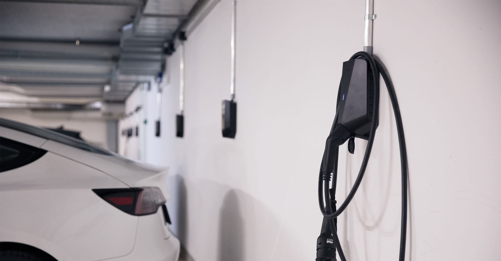 Une borne de recharge installée dans un garage sous-terrain