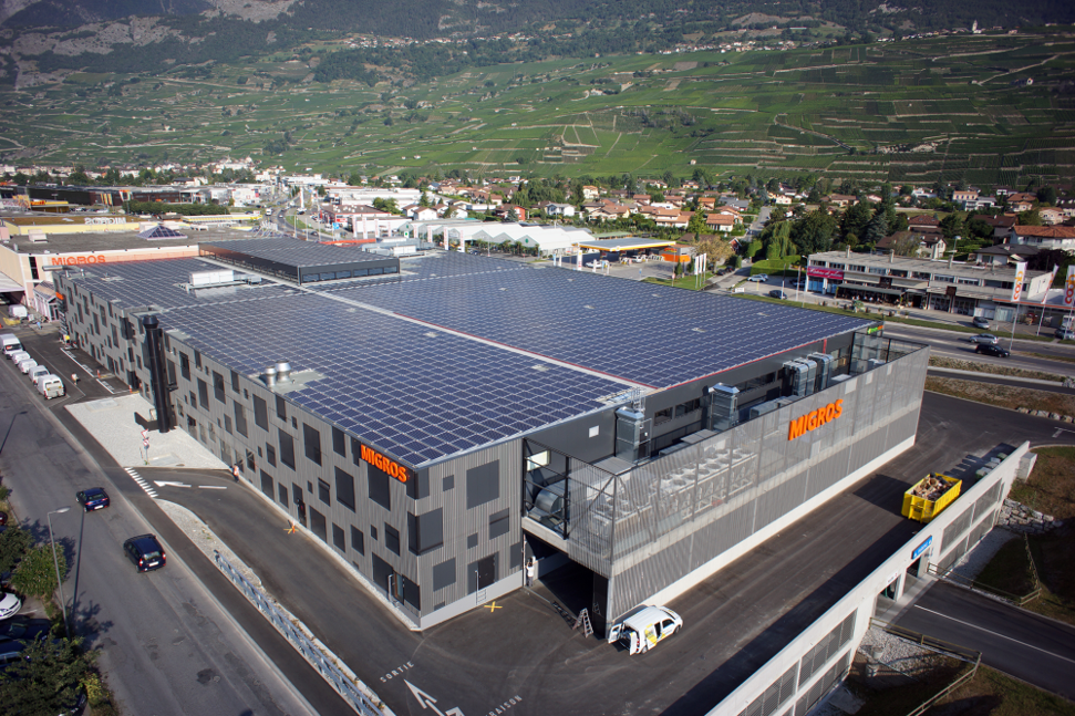 Installation solaire sur la Migros à Conthey 