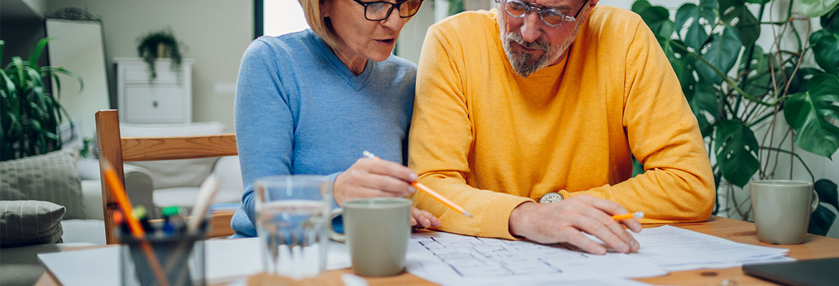 couple qui travaille sur leur projet de rénovation énergétique