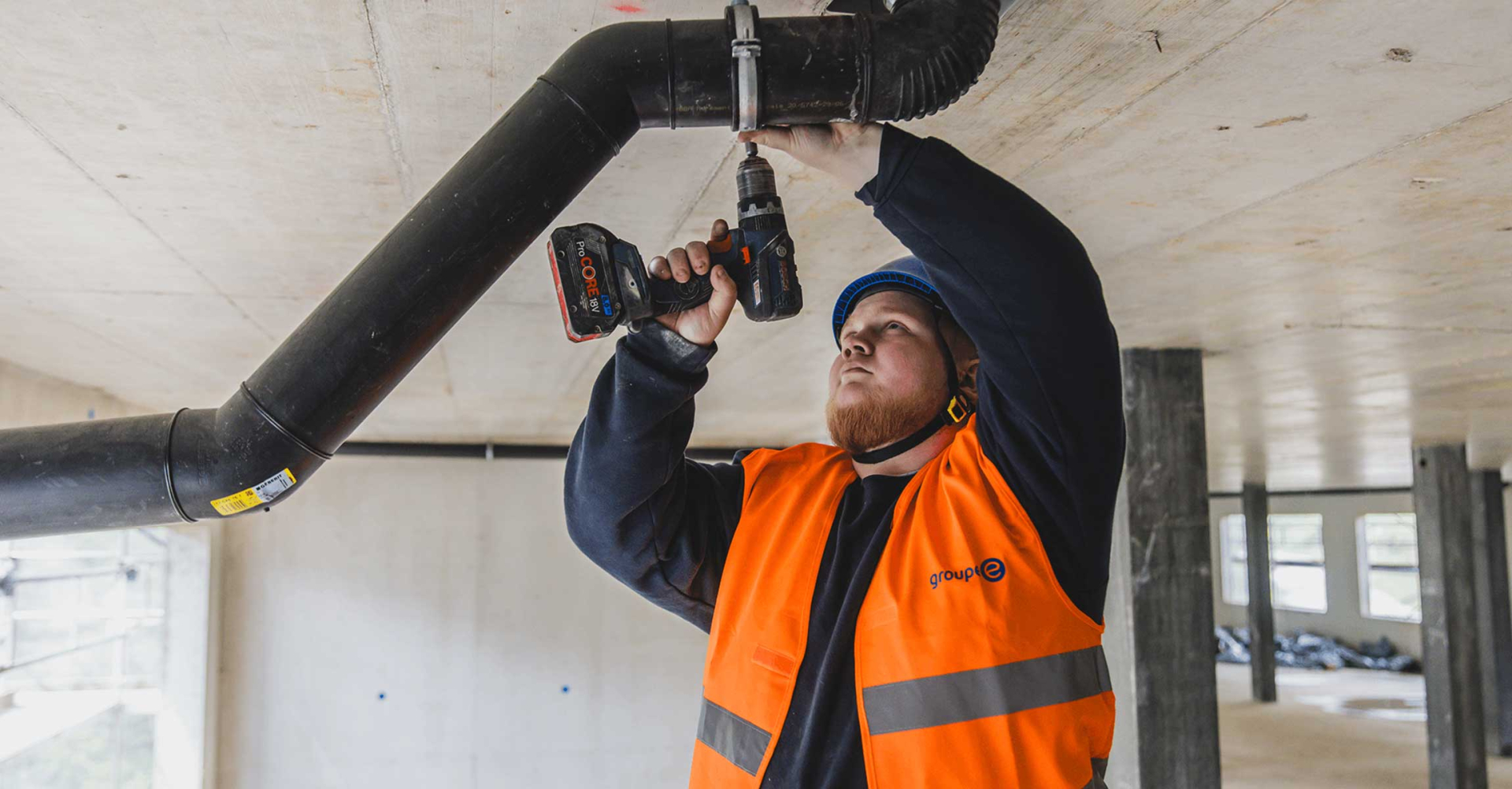 Un collaborateur de Groupe E travaille activement sur un chantier