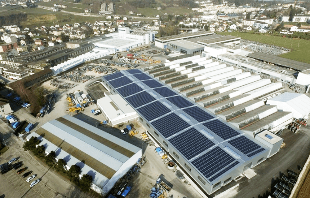 Vue aérienne de l'installation solaire sur le bâtiment Nexans