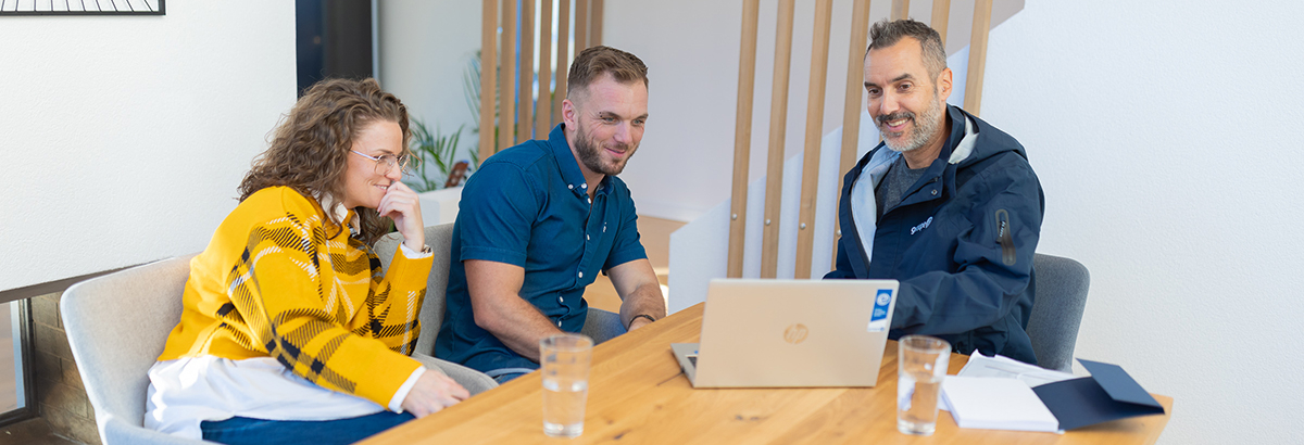 technicien Groupe E avec des clients